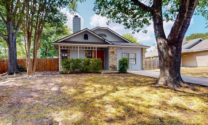 Buckingham Estates House | Cozy house in South Austin w/full kitchen, living room, WIFI, enclosed backyard