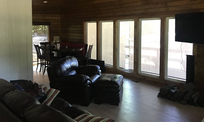 Vian House | Cozy House Lake Tenkiller - Sleeps 6 extra rooms available up to 10 people