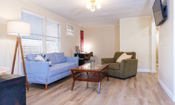 Bearss Plaza House | Cozy house less than 10 away from Busch Gardens, Tampa Zoo and Adventure Island