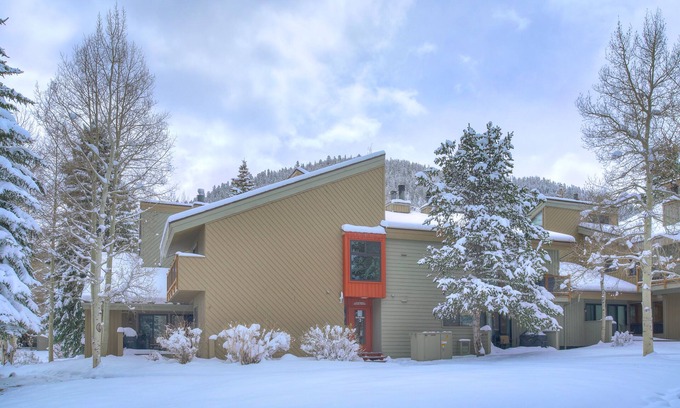 Keystone Condo | Cozy Keystone Winter Condo with Mountain Views, Hot Tub Pool and Shuttle Access