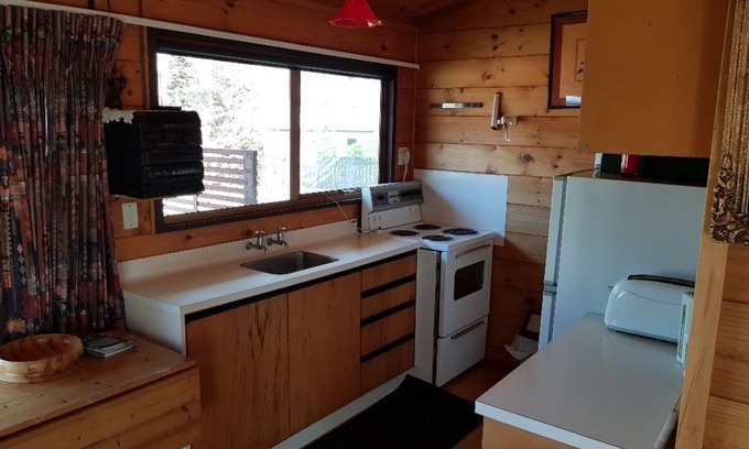 Kinloch House | Cozy Kiwi Lockwood Bach in Beautiful Kinloch