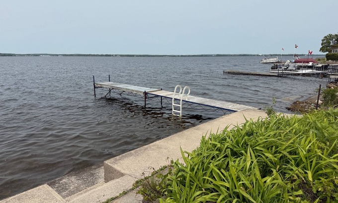 Carrying Place Cottage | Cozy Lakefront Cottage in Carrying Place