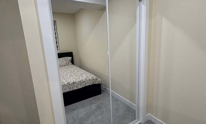 Transcona House | Cozy Lakeview Family Suite