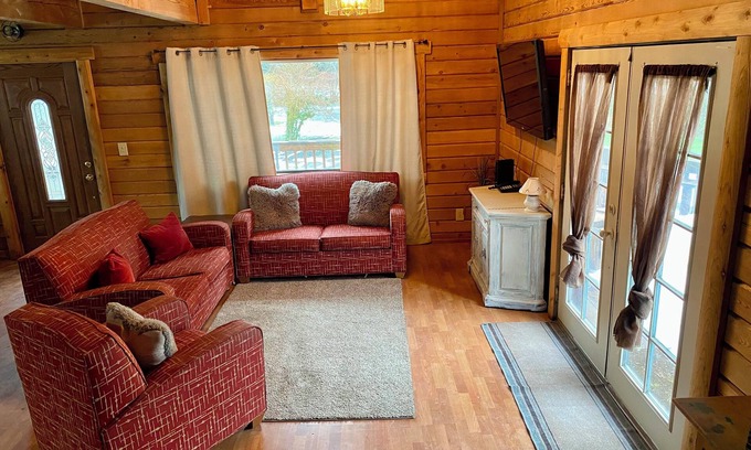 Forks Cabin | Cozy large cabin with sleeping loft in Forks WA