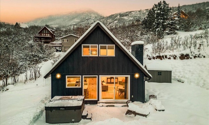 Midway Cabin | Cozy Little Cabin with Hot Tub & Views of Midway