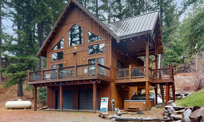 Roslyn Ridge Cabin | Cozy Lodge Retreat with Hot Tub, Fire Pit, Deck & Spacious Workspaces