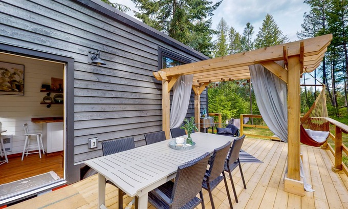Christina Lake House | Cozy loft home with modern design, deck, hammock, outdoor shower, and AC