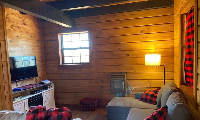 Scottsboro Cabin | Cozy Log Cabin 1/2 mile from Mink Creek Boat Ramp ~ WIFI ~ Pet Friendly