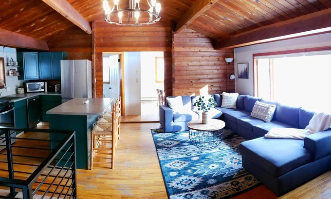 Ludlow Cabin | Cozy Log Cabin, 5 Min to Ski, Great for Groups, Oversized Deck, Dog-friendly