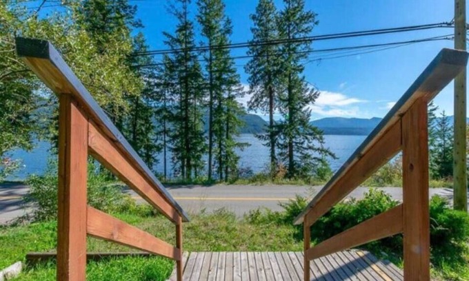 Celista Cabin | Cozy Log Cabin by the Lake