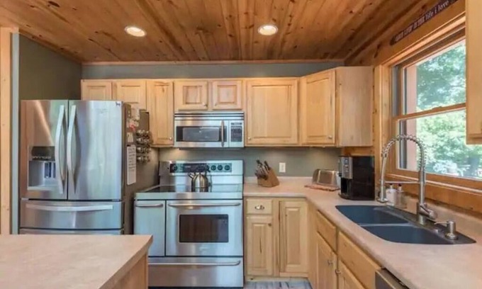 Randall House | Cozy Log Cabin in the Woods