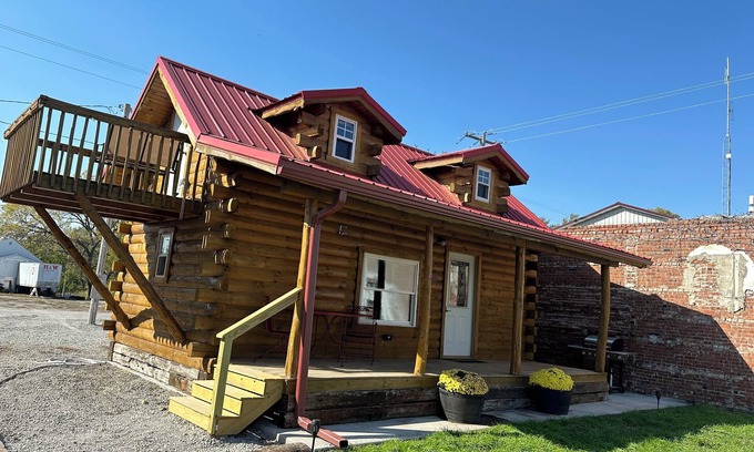 Moravia Cabin | Cozy log cabin located in downtown Moravia, Iowa.