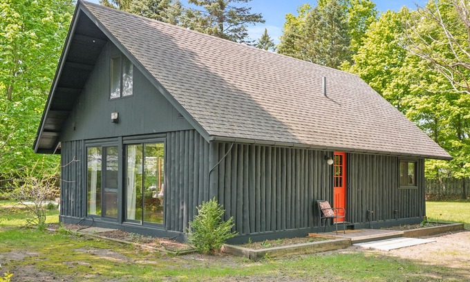Mesick Cottage | Cozy Log Cabin on 1 Acre