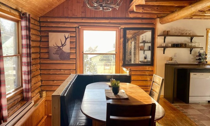 La Minerve Cottage | Cozy log cottage + TreeHouse