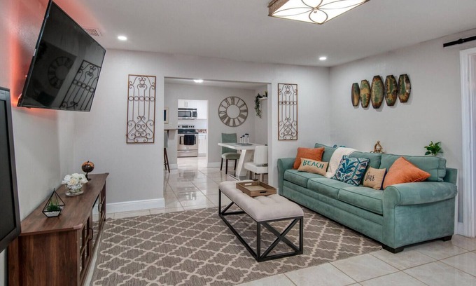 Bearss Plaza House | ☆Cozy & Modern☆ Family Ready, Ace Location