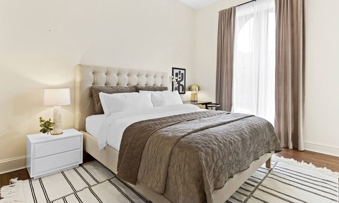Downtown Baltimore Hotel | Cozy & Modern King Studio in Historic Mt. Vernon