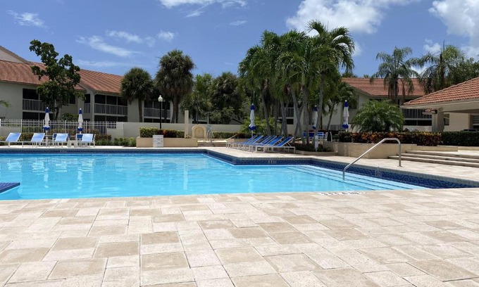 Land of the Presidents Apartment | Cozy Modern Private - Close to Beaches