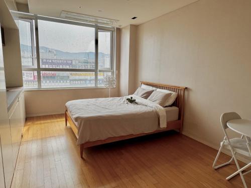 Bundang-gu Apartment | Cozy Modern Studio at Shin-Bundang Line