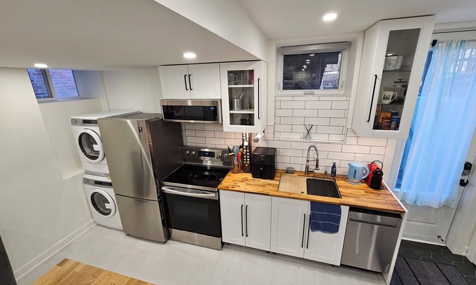 Parkdale Apartment | Cozy & modern suite in Toronto - steps from Transit and the Lake!