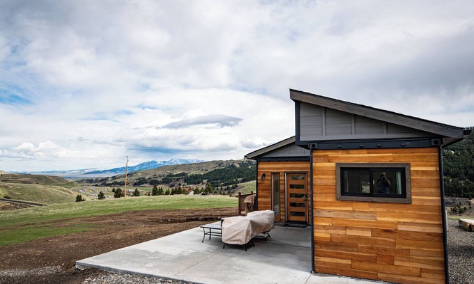 Livingston Apartment | Cozy Mountain Retreat, Studio Shipping Container Tiny Home