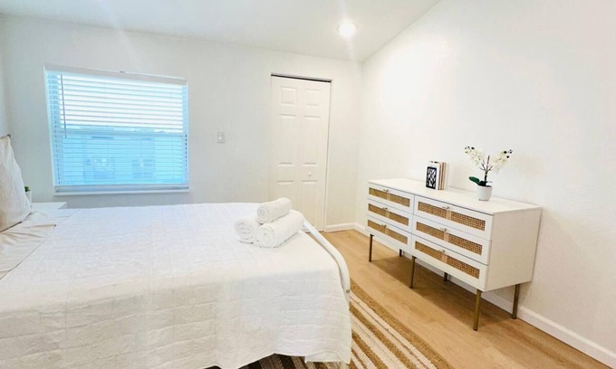 Fairoaks Manhattan Manor House | Cozy Multi-level Townhome 2BD2BA