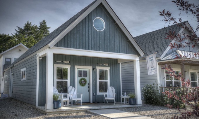 Sandpoint Cottage | Cozy Nautical Cottage ~ 2BD/Sleeps 6/1 Mi to Lake/Free Shuttle/Video Tour