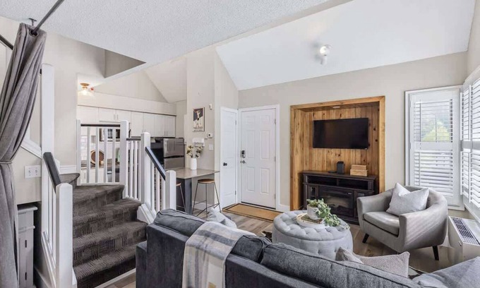 Craigleith Apartment | Cozy Nest - Outdoor Pool/Shuttle to the Village