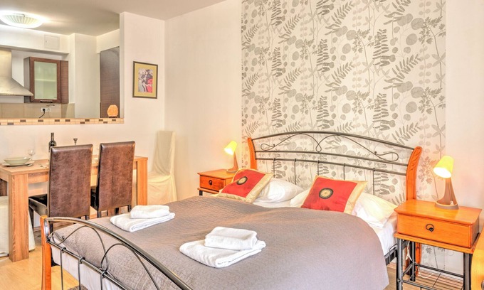 Terezvaros Apartment | Cozy nest with 1 bdr. and balcony in Gozsdu