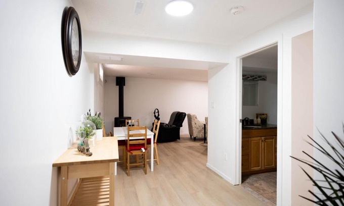 Leduc Apartment | Cozy nestled