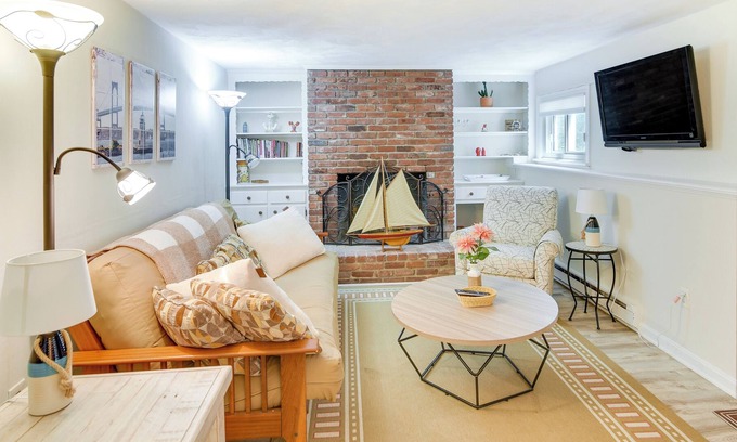 Top of the Hill Apartment | Cozy Newport Apt: Steps to Downtown & Waterfront!