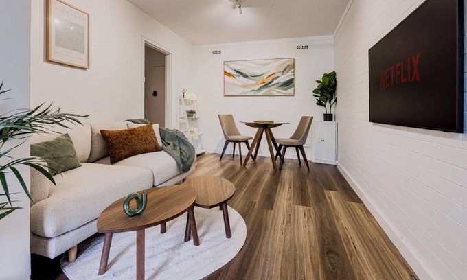 Wembley Apartment | Cozy on Herdsman | 10 Mins to City & Beach