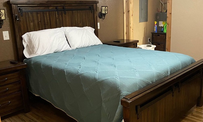 Anacoco Cabin | Cozy one bedroom cabin with lake view