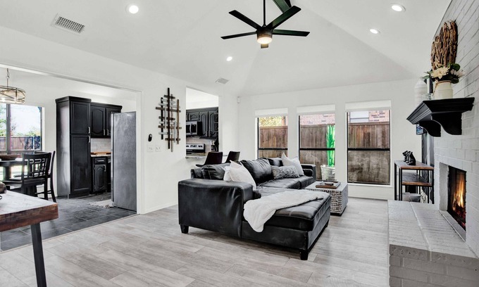Frisco House | Cozy Parkside Home/Rail Yard/Toyota Centre