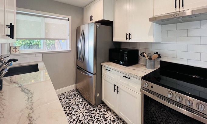 Redwood City Apartment | Cozy & Peaceful Studio with Outdoor Space in Redwood City