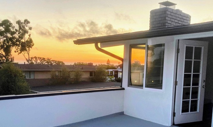 Corona del Mar Apartment | Cozy Penthouse , Private Beach access, Pool walk to Shops