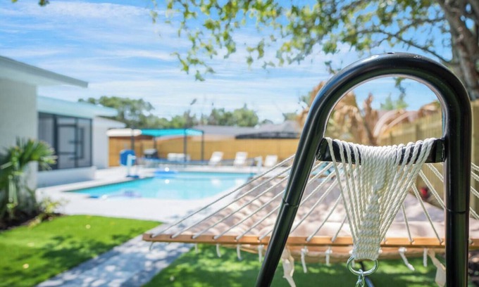 Whitfield House | Cozy Pool House| 24 min to Beach, Cozy Pool House| 24 min to Beach