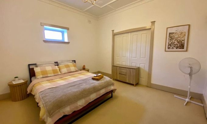 McKinnon House | Cozy Private Room like home | 5min walk to train