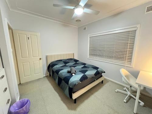Rydalmere House | Cozy Queen Room in Two Story House - R2