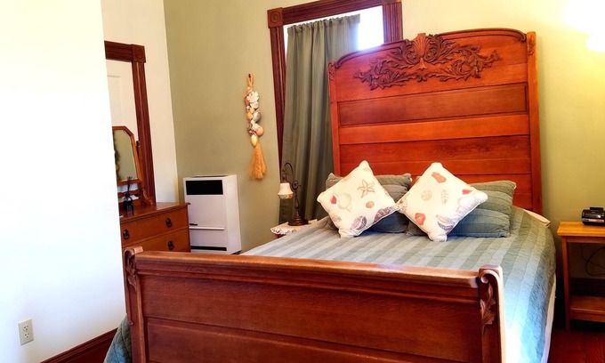 Moss Landing House | Cozy Queen Sunset View from Window
