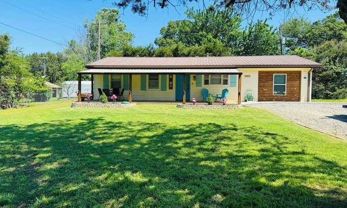 Eufaula House | Cozy Ranch Style Home - Minutes from the Lake, with boat parking!