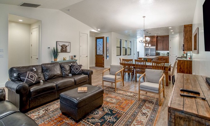 Santa Clara House | Cozy Remodeled Family & Pet Friendly Retreat In Paradise Village - 🥾& 🚵♀️