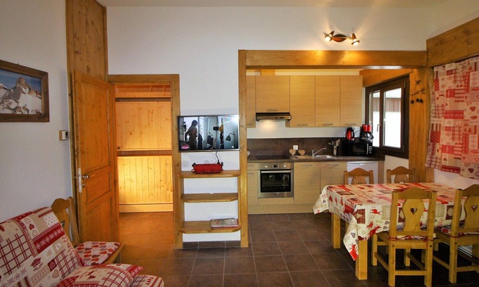 Les Almes Apartment | Cozy Renovated Apartment - Chalet de la Tour - Sleeps 6 - Tignes Le Lac - 100m from Slopes