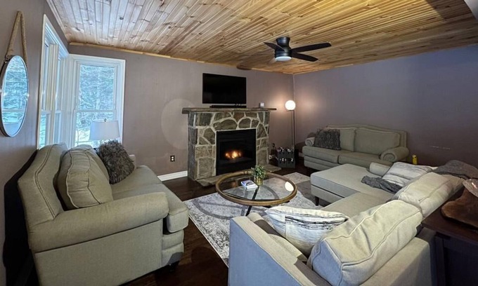 Huntsville Cottage | Cozy Riverfront All Season Cottage - 6 minutes from downtown Huntsville