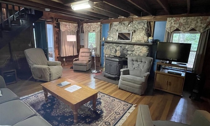 South Casco Cottage | Cozy rustic cottage with country charm