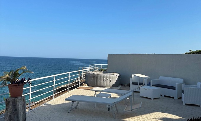Noto Marina Bed & Breakfast | Cozy sea view rooms with private beach and jacuzzi