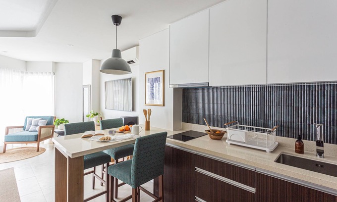 Mandaue Apartment | Cozy Seaside Studio with Balcony Scenic Ocean View