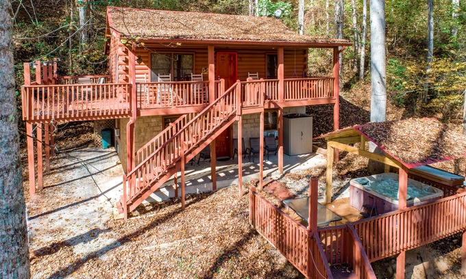 Cherokee House | Cozy & secluded family-friendly home with a private hot tub & spacious deck