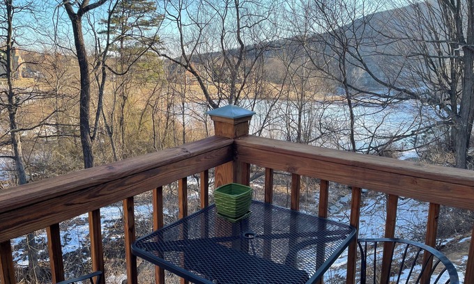 Mercersburg Ski Chalet | Cozy Ski Chalet at Whitetail Resort .right next to the slopes!