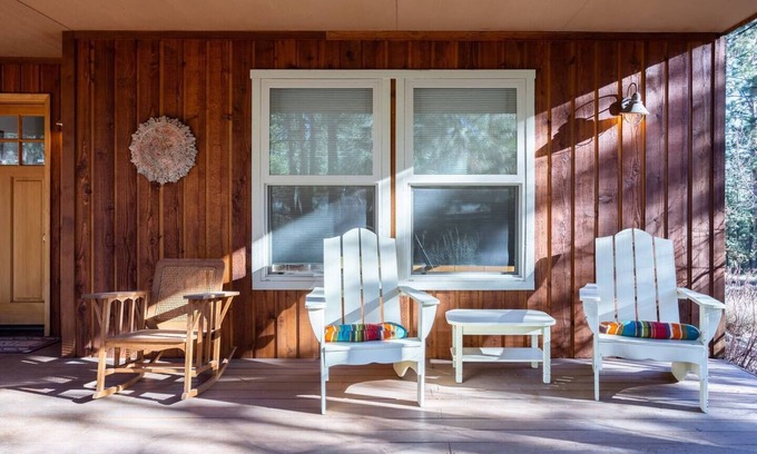 Westbrook Meadows Cabin | Cozy Ski Retreat Bend Oregon - Hot Tub, Wi-Fi, trail access
