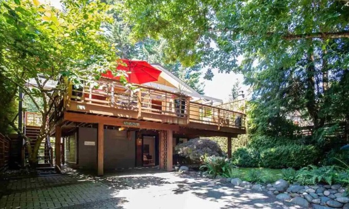 Bowen Island Apartment | Cozy Snug Cove Treehouse